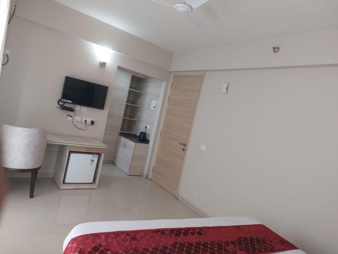 Dubey Homestay - 500 Meter From Temple Vrindavan Bagian luar foto