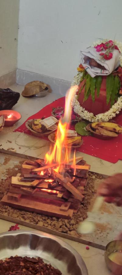 Dubey Homestay - 500 Meter From Temple Vrindavan Bagian luar foto