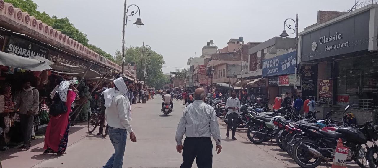 Dubey Homestay - 500 Meter From Temple Vrindavan Bagian luar foto