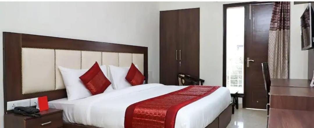 Dubey Homestay - 500 Meter From Temple Vrindavan Bagian luar foto
